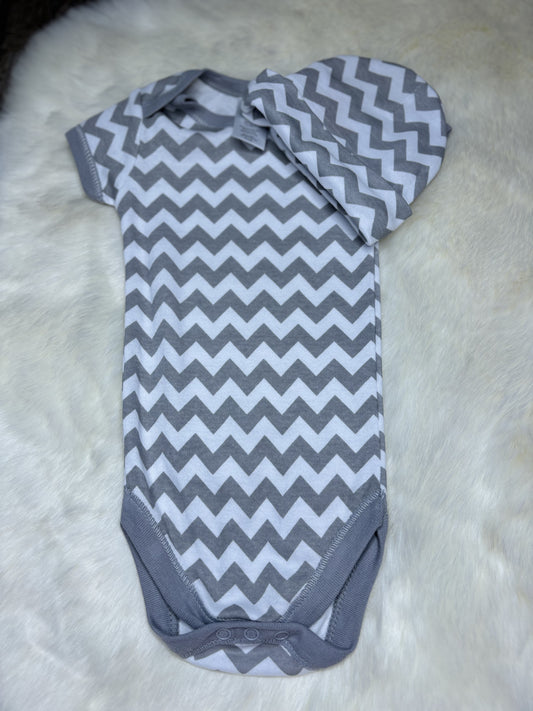 Zigzag Short Sleeve Onesie W/ Hat